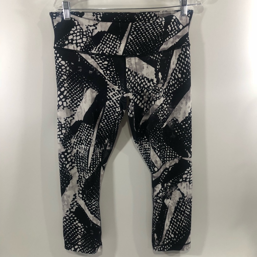 Lululemon Black White Pattern Mid Rise Capri Leggings